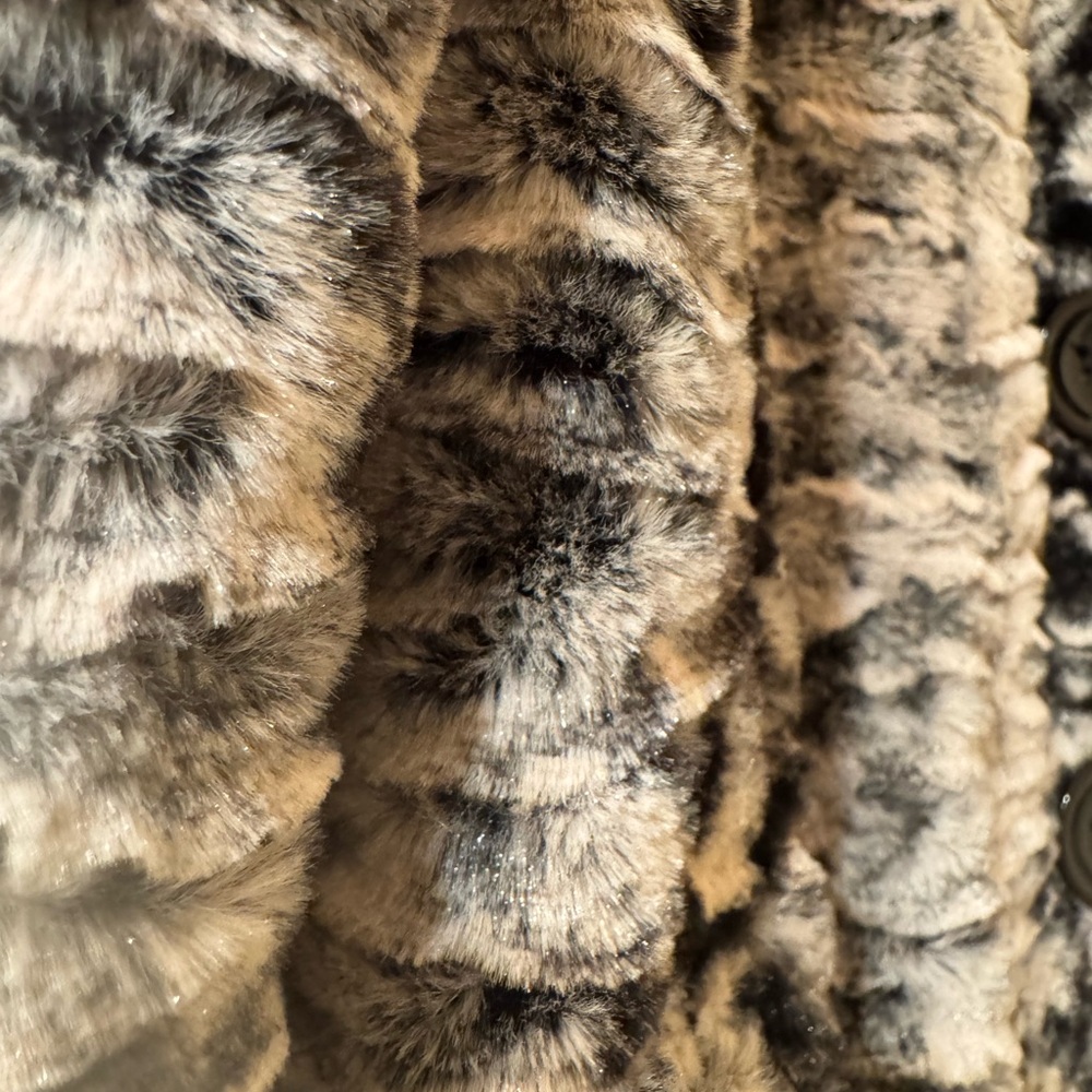 NWOT Monochrome Faux Fur Women’s Coat Size Small - Picture 3 of 8